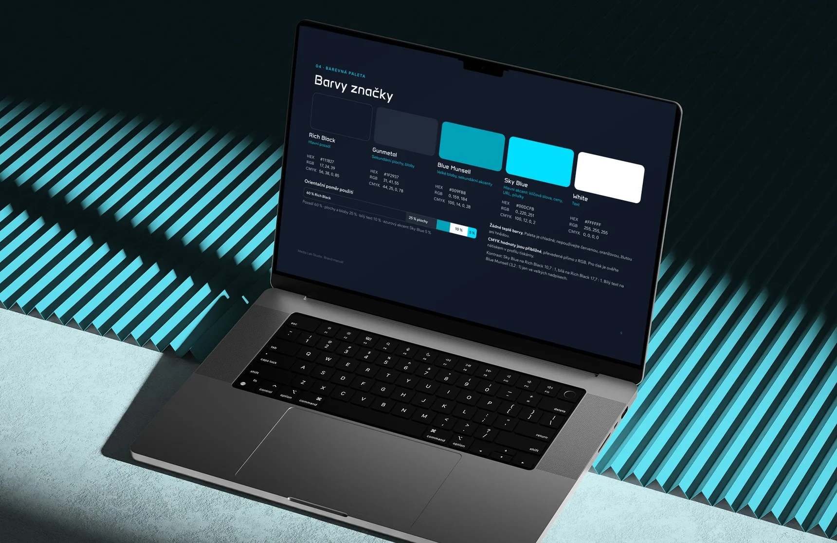Notebook se stránkou Barvy značky z brand manuálu Media Lab Studio